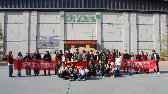 一群人在街道上 AI 生成的内容可能不正确。